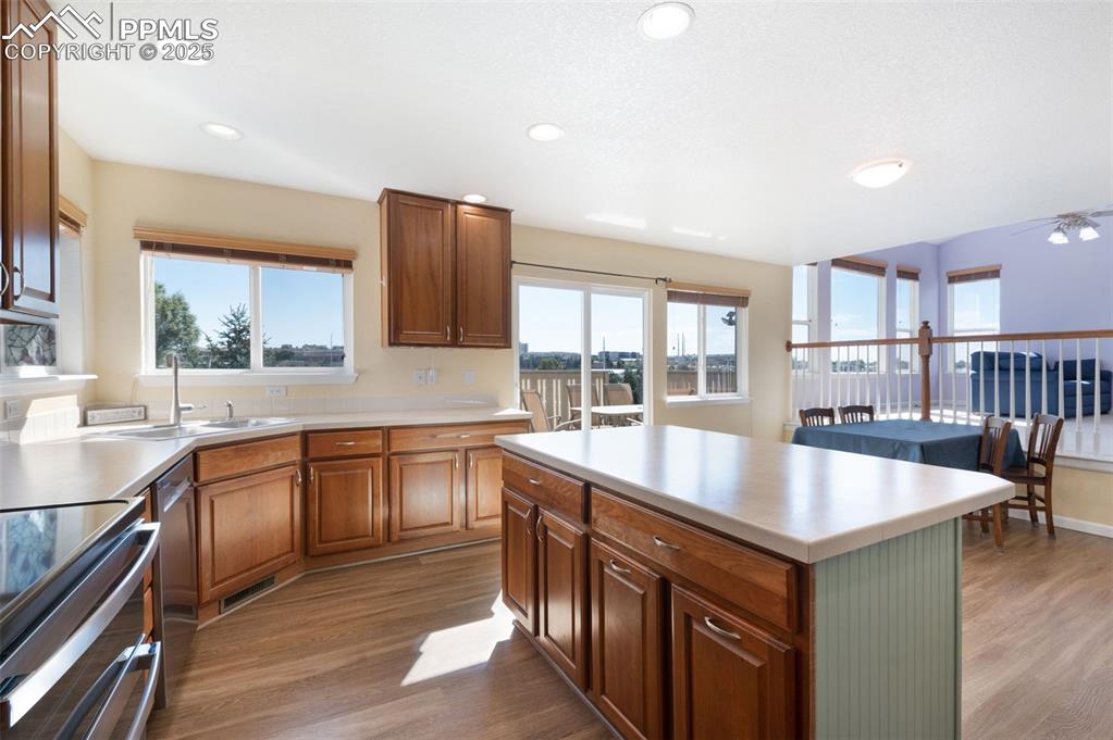Image 7 of 41: Kitchen