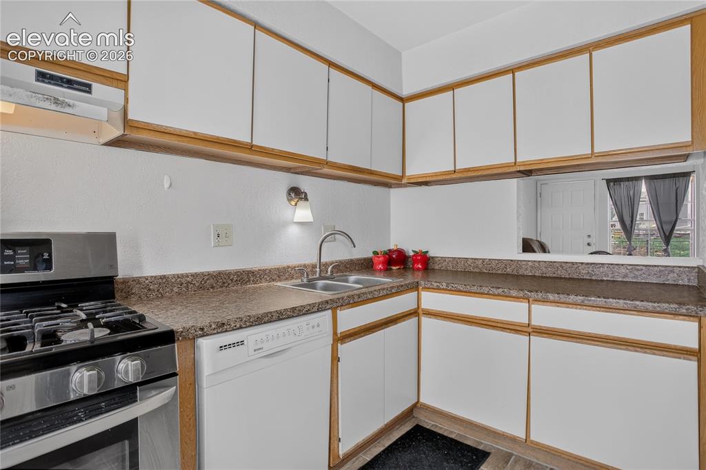 Image 11 of 27: Kitchen