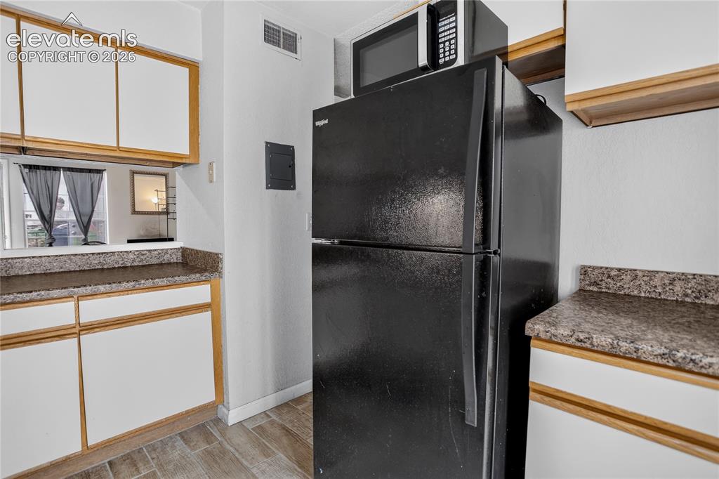 Image 12 of 27: Kitchen