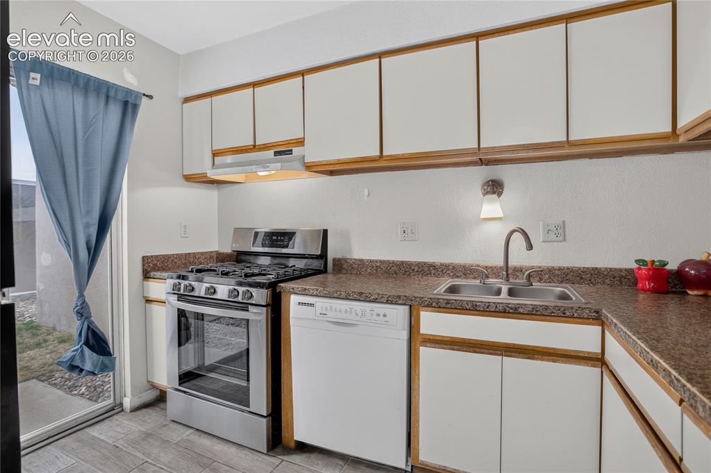 Image 13 of 27: Kitchen