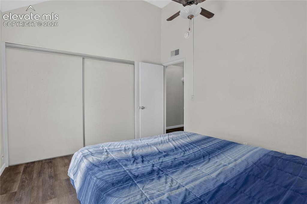 Image 18 of 27: Bedroom
