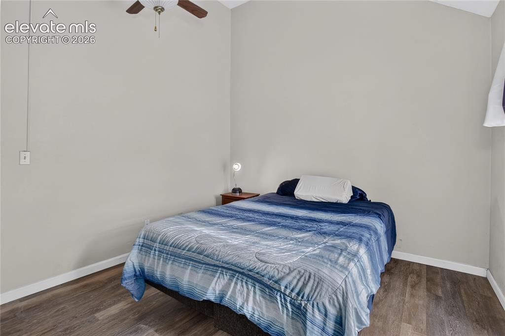 Image 19 of 27: Bedroom