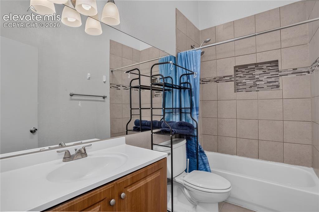 Image 21 of 27: Bathroom