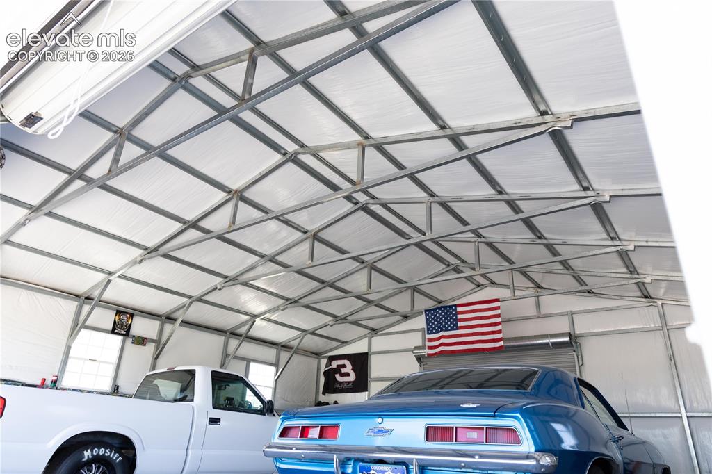 Image 19 of 47: Garage