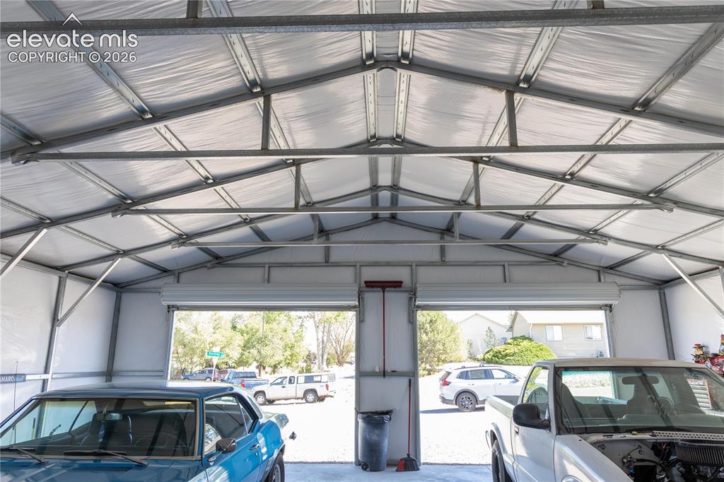 Image 21 of 47: Garage
