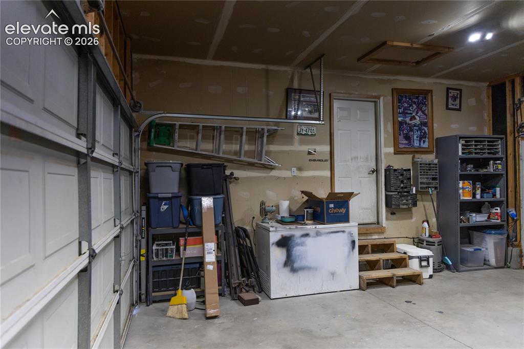 Image 34 of 47: Garage