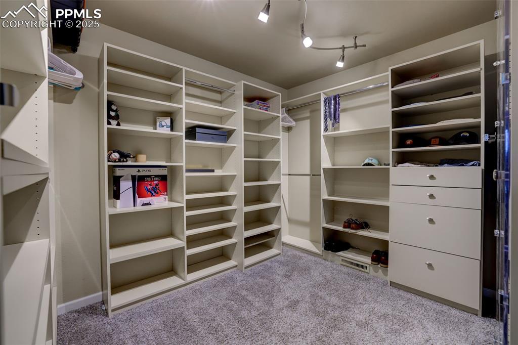 Image 19 of 39: Closet