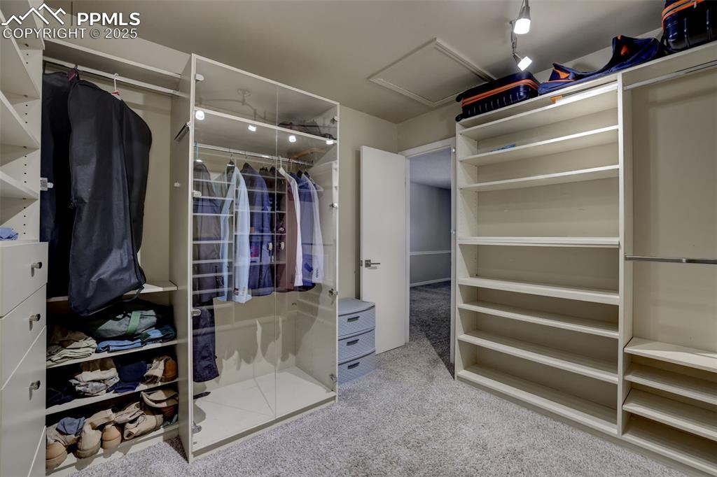 Image 20 of 39: Closet