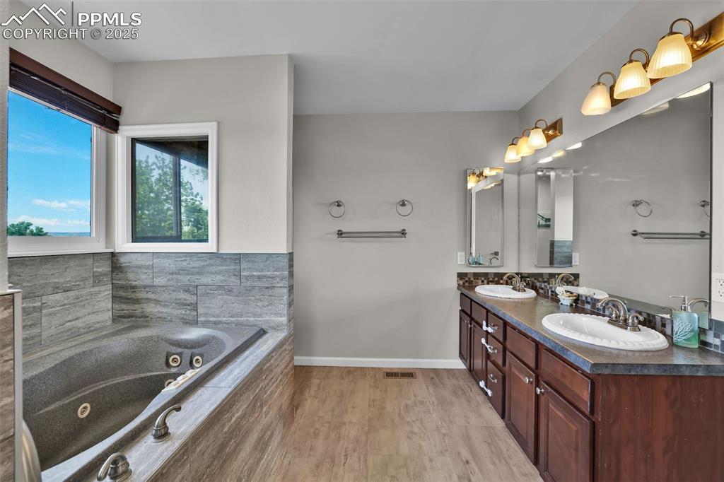 Image 21 of 39: Bathroom