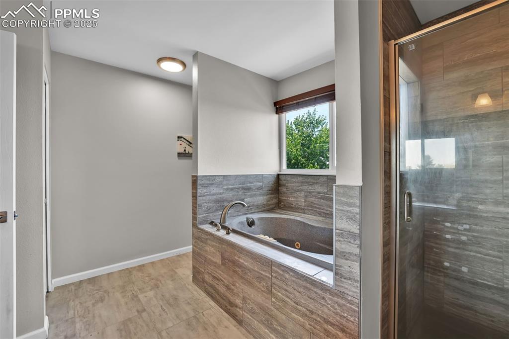 Image 22 of 39: Bathroom