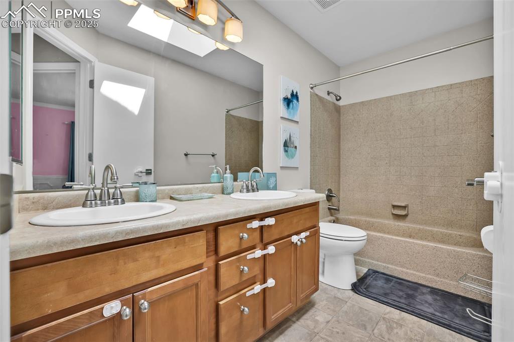 Image 27 of 39: Bathroom