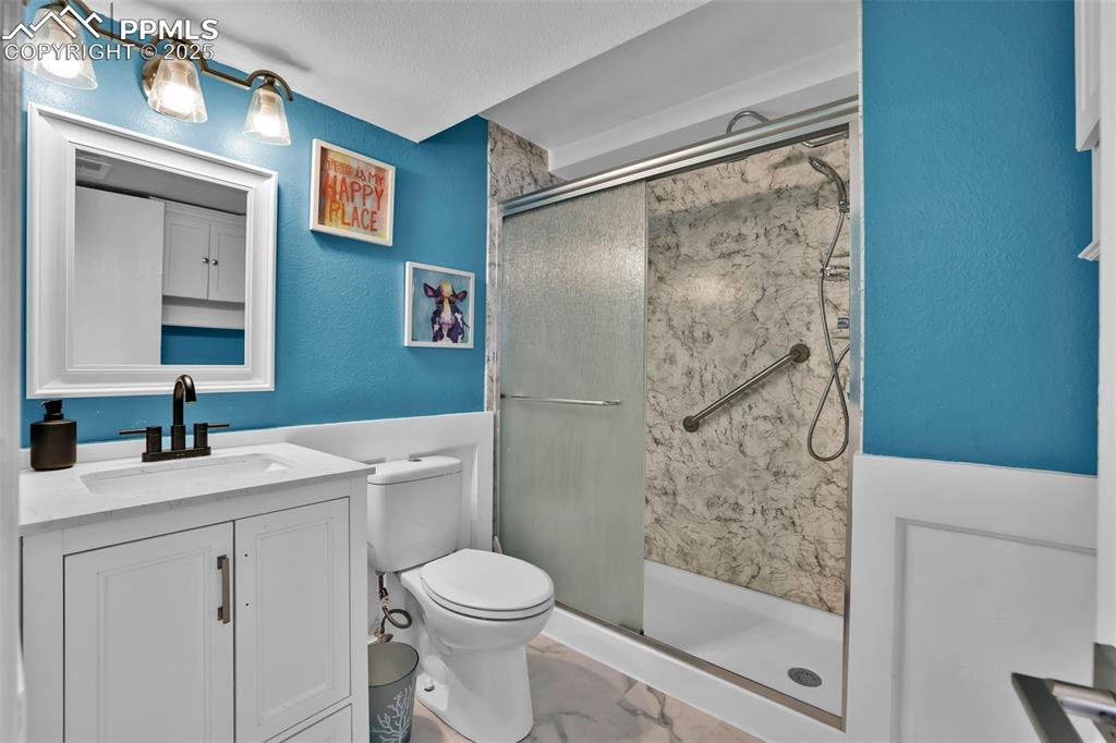 Image 30 of 39: Bathroom