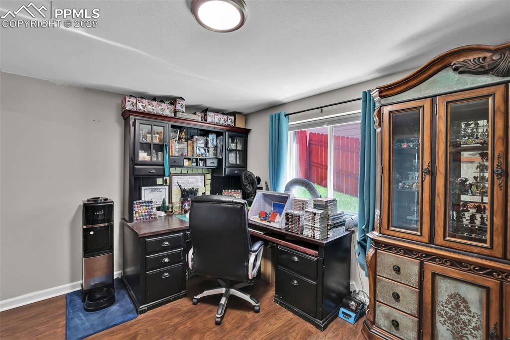 Image 33 of 39: Office