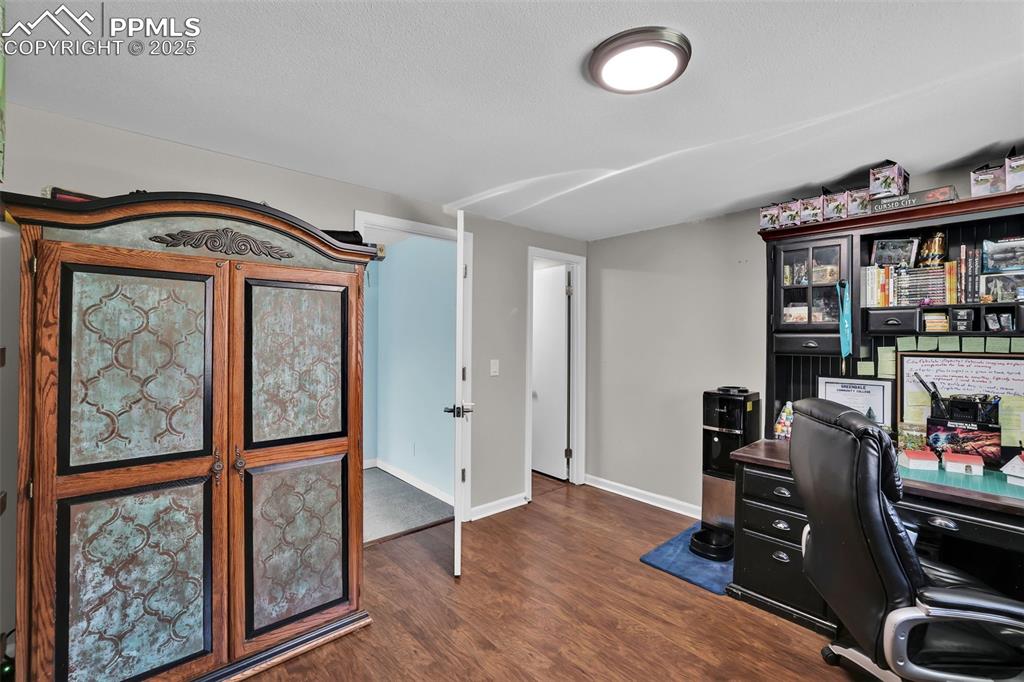 Image 34 of 39: Office