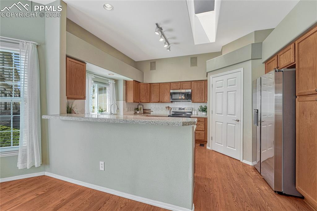 Image 19 of 47: Counter bar and stainless steel appliances
