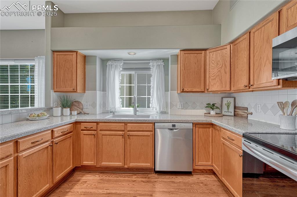 Image 20 of 47: Tile backsplash