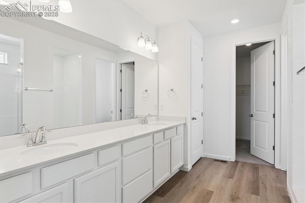 Image 12 of 16: Bathroom