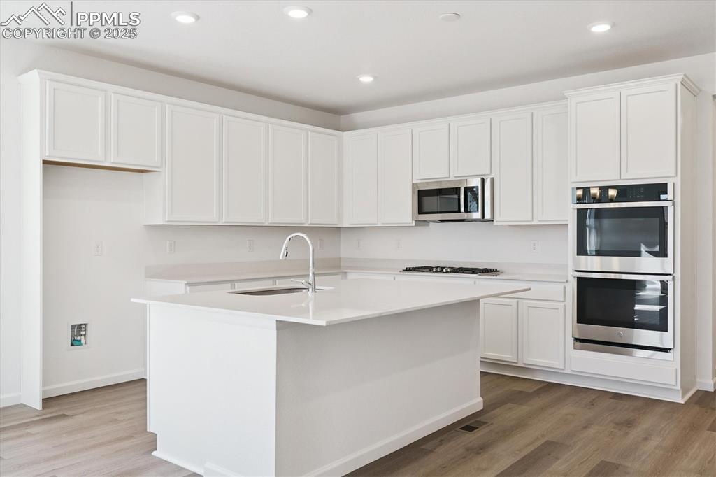 Image 7 of 16: Kitchen