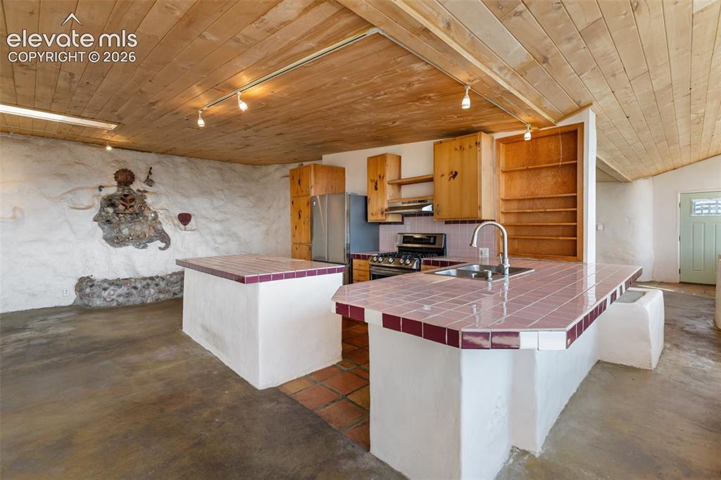 Image 10 of 45: Kitchen