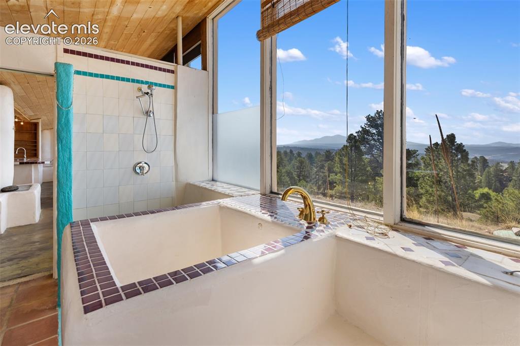 Image 17 of 45: Bathroom