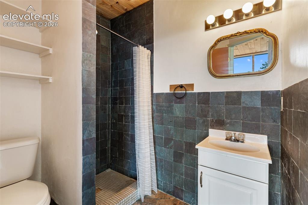 Image 7 of 45: Bathroom