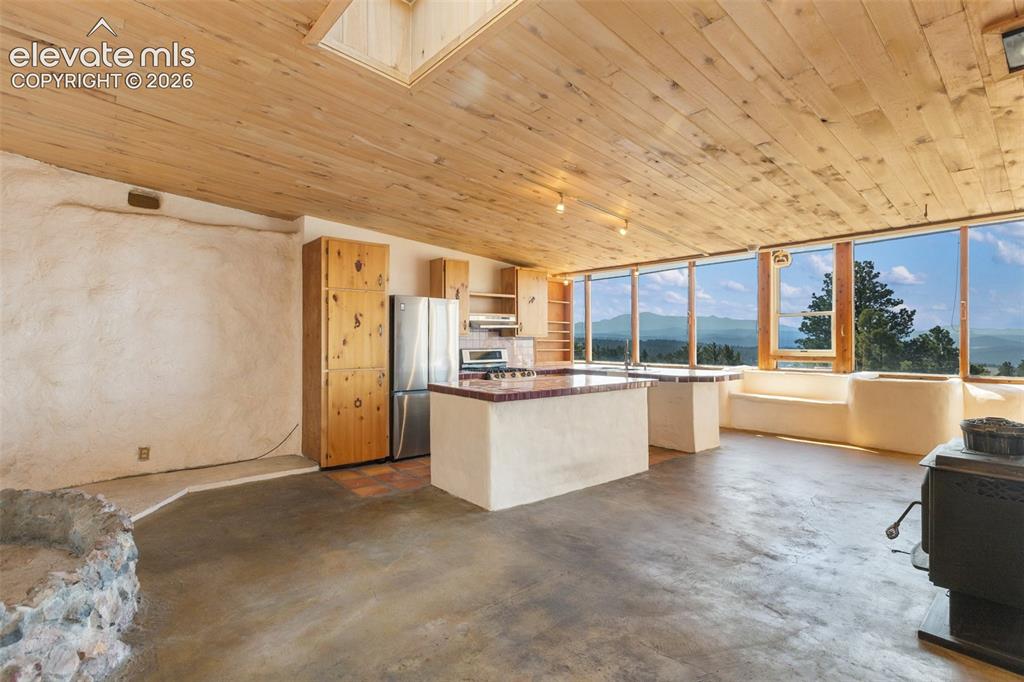 Image 8 of 45: Kitchen
