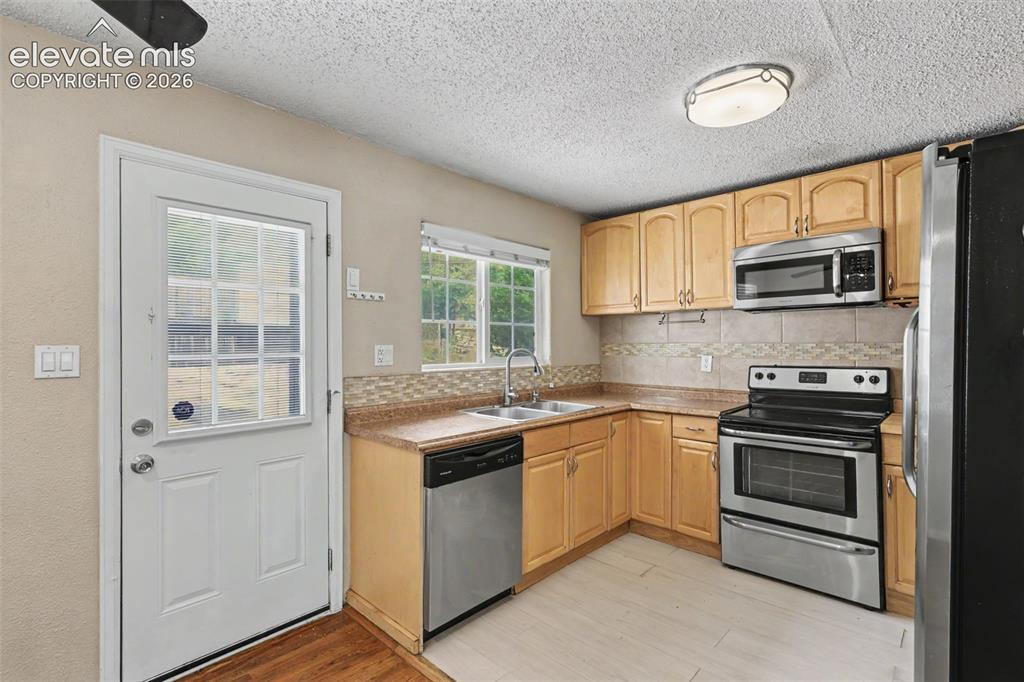 Image 14 of 34: Kitchen