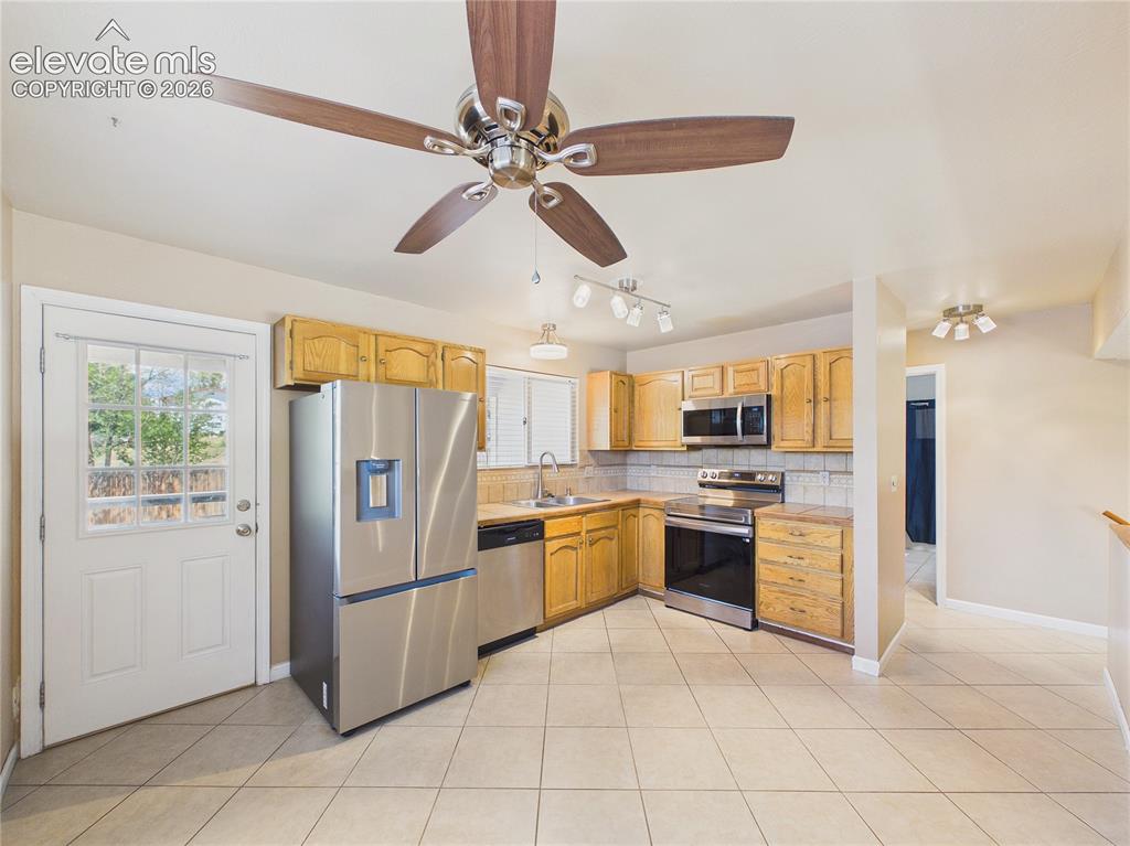 Image 14 of 46: Kitchen