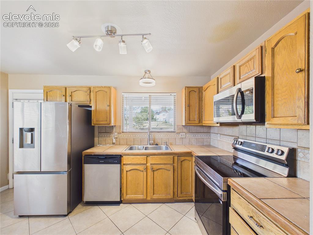 Image 15 of 46: Kitchen