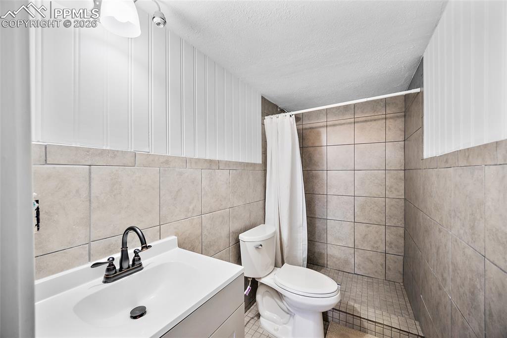 Image 13 of 36: Bathroom