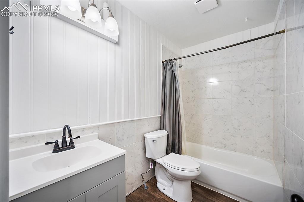 Image 14 of 36: Bathroom