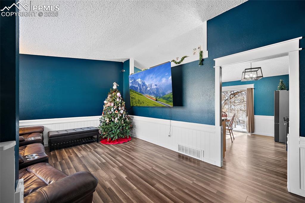 Image 19 of 36: Living Room