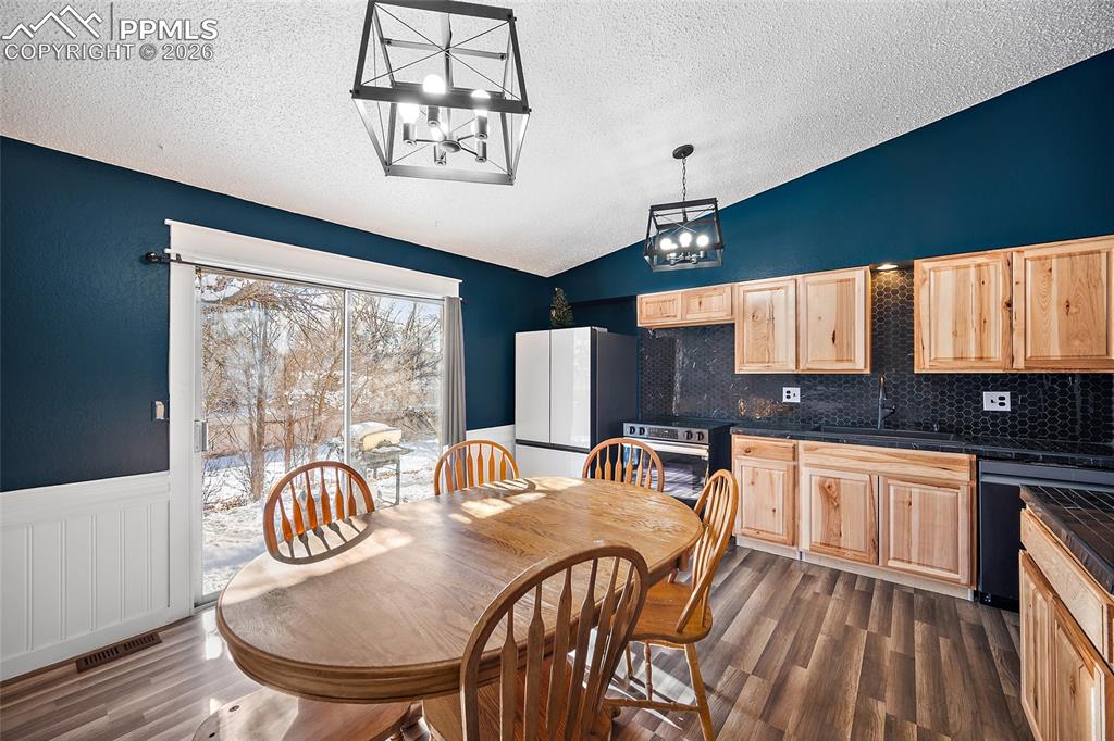 Image 22 of 36: Dining Area