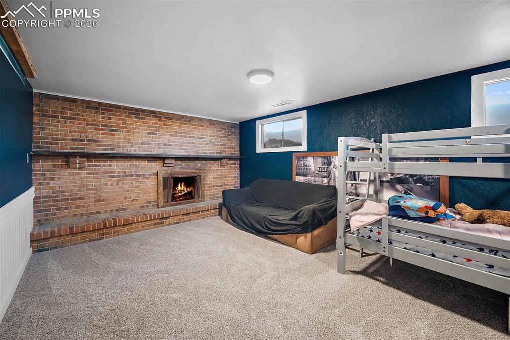 Image 25 of 36: Bedroom