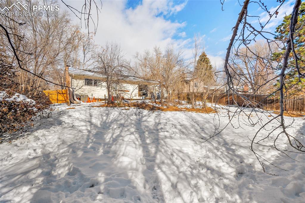 Image 30 of 36: Yard