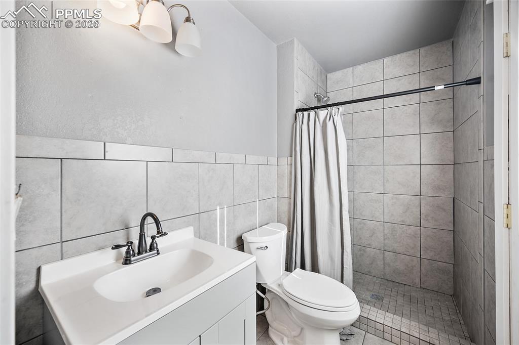 Image 8 of 36: Bathroom