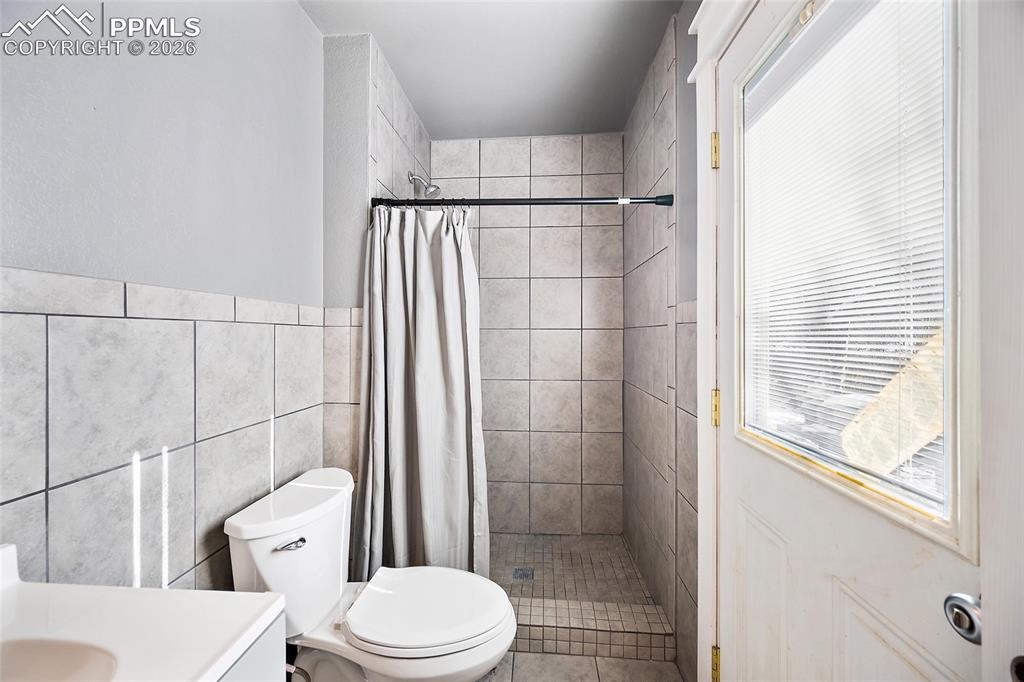 Image 9 of 36: Bathroom