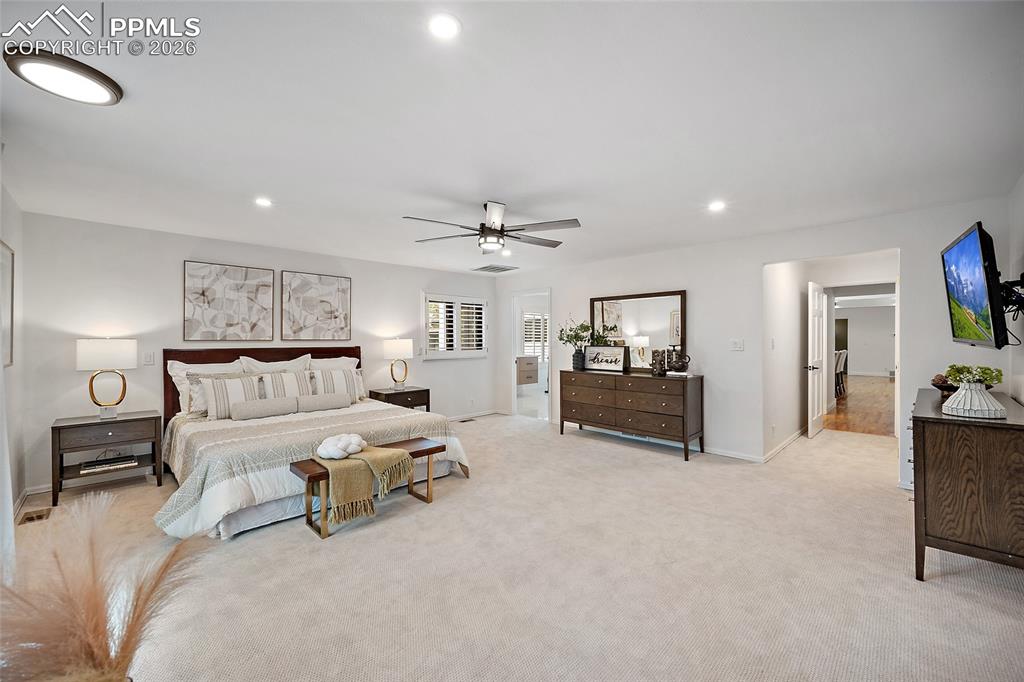 Image 18 of 46: Bedroom