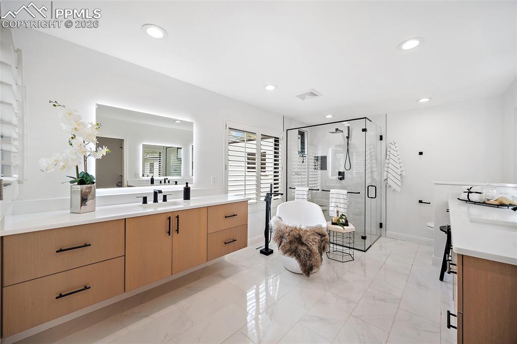 Image 19 of 46: Bathroom