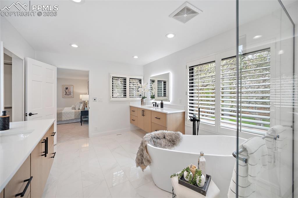 Image 20 of 46: Bathroom