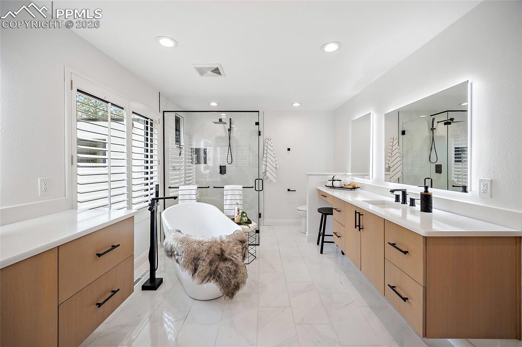 Image 21 of 46: Bathroom