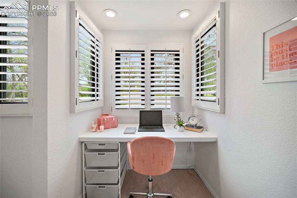 Image 23 of 46: Office