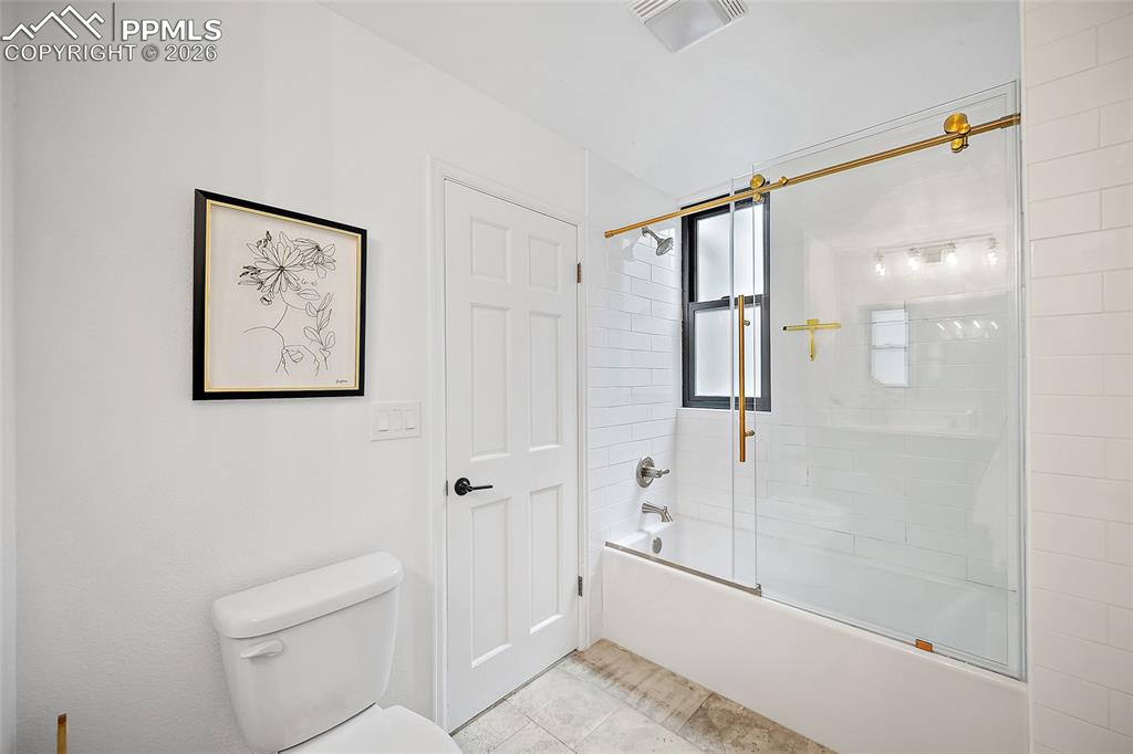 Image 25 of 46: Bathroom