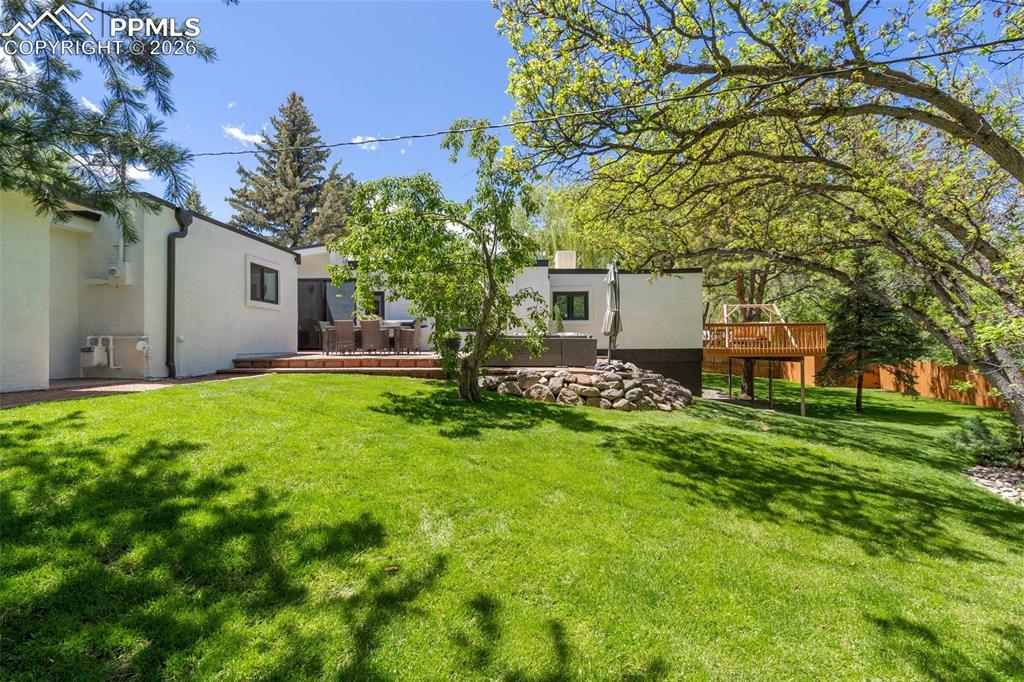 Image 33 of 46: Yard