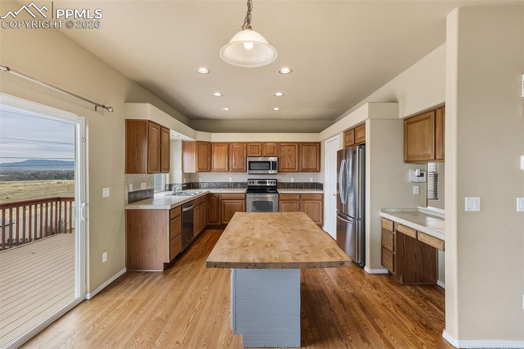 Image 4 of 49: Kitchen