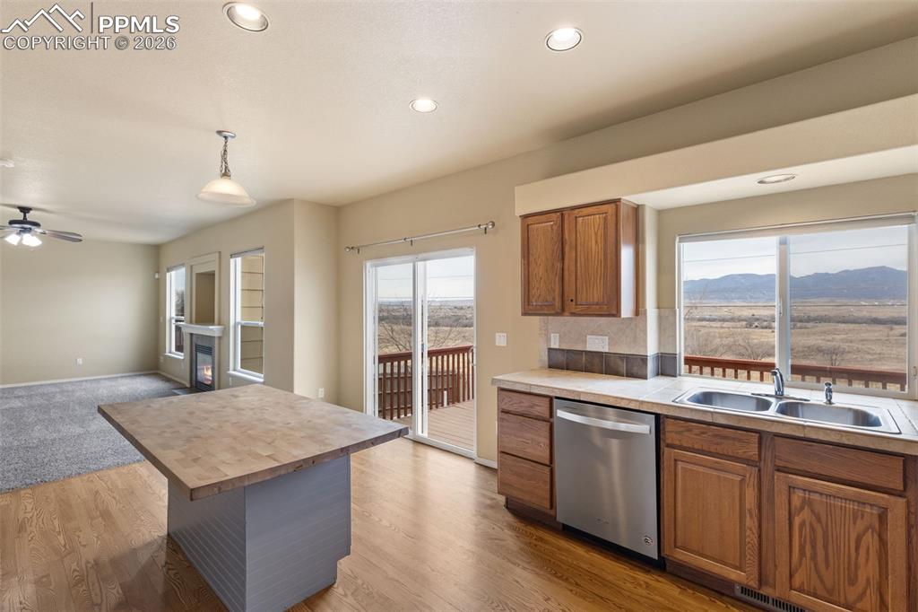 Image 7 of 49: Kitchen