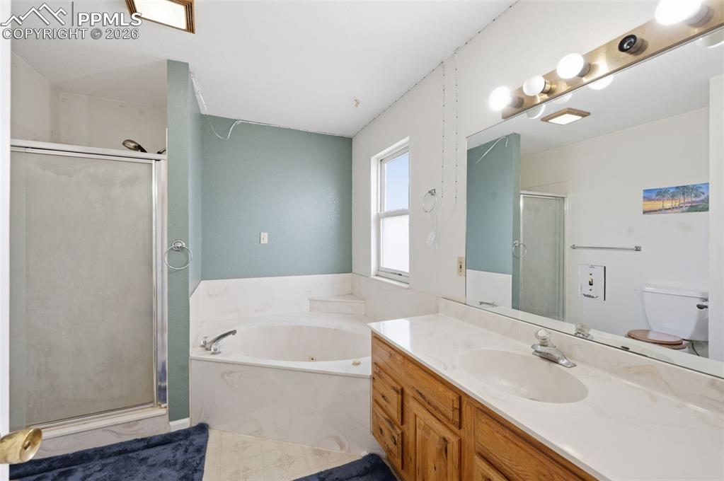 Image 13 of 39: Bathroom