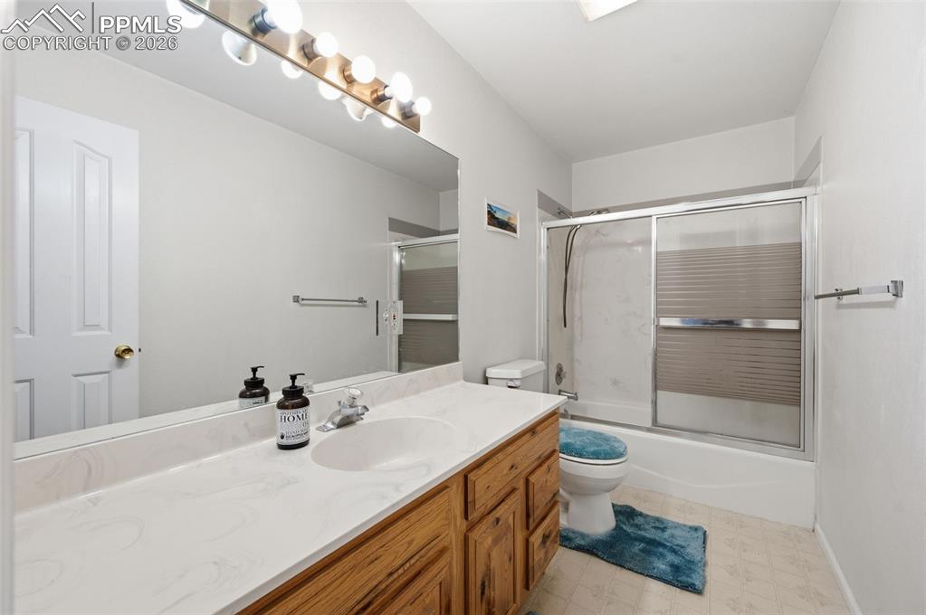 Image 15 of 39: Bathroom