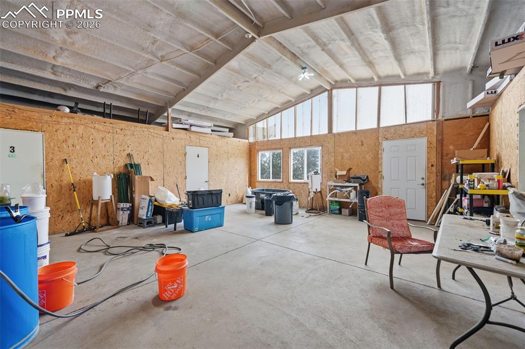 Image 34 of 39: Garage