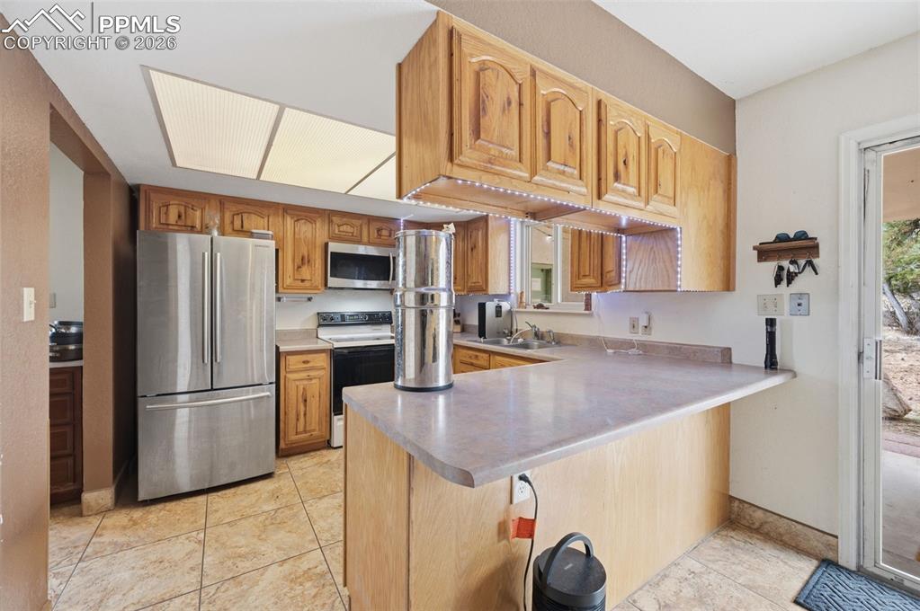 Image 8 of 39: Kitchen